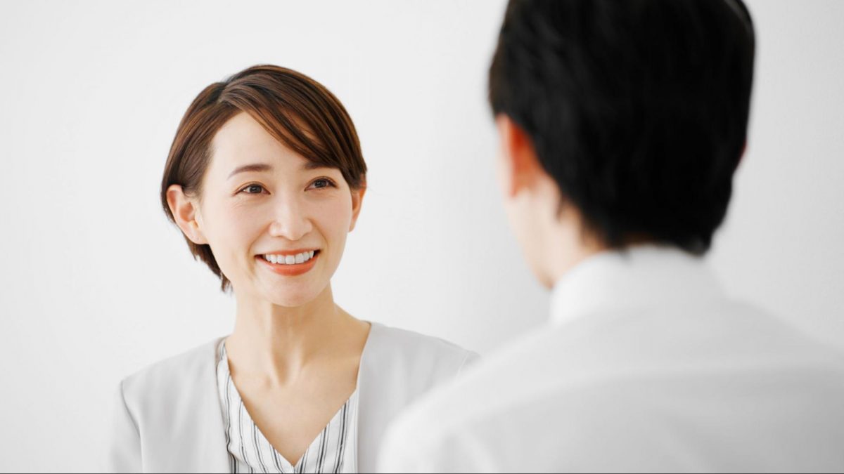 男性の話を聞いている女性