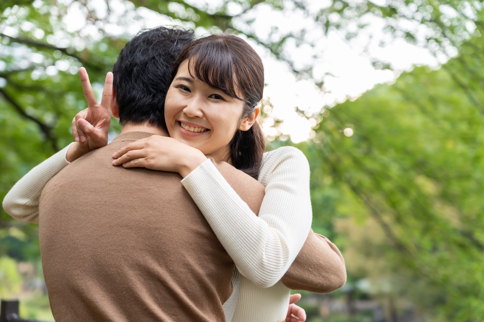 抱き合っている男女