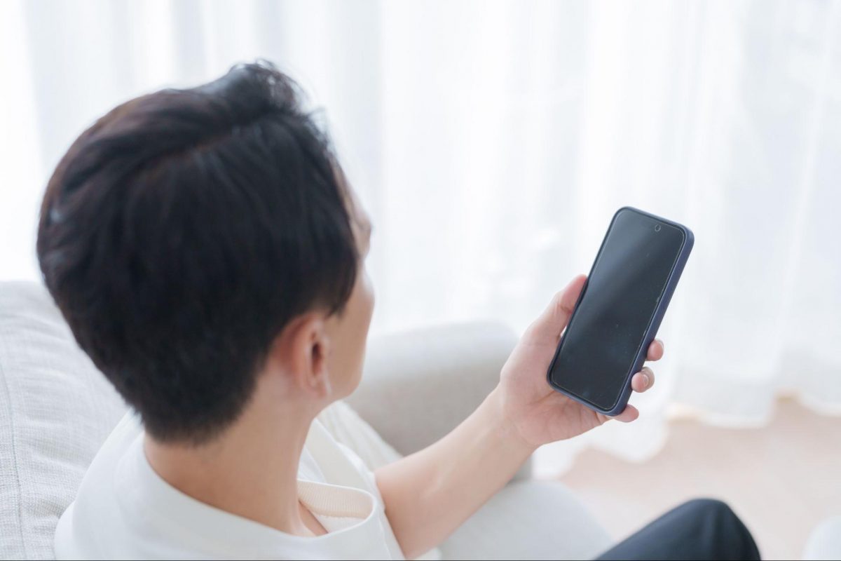 男性スマホ