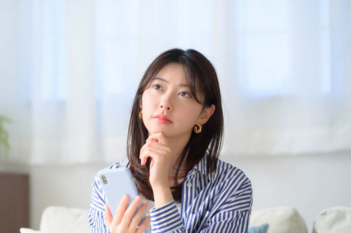悩む女性