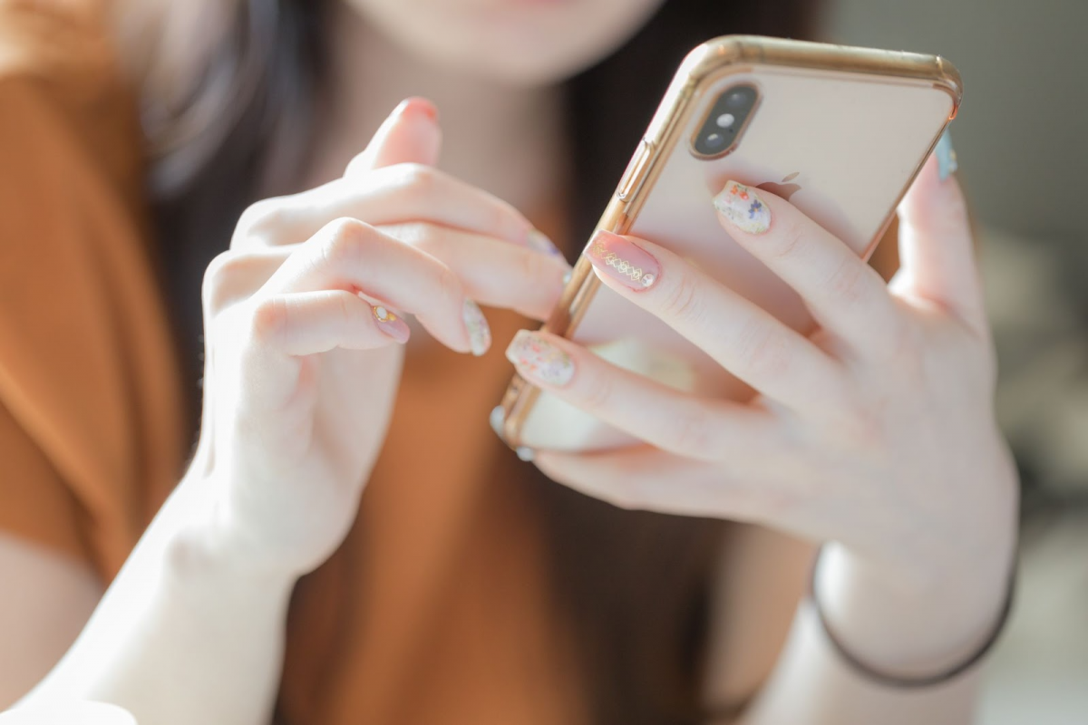 スマホ見る女性