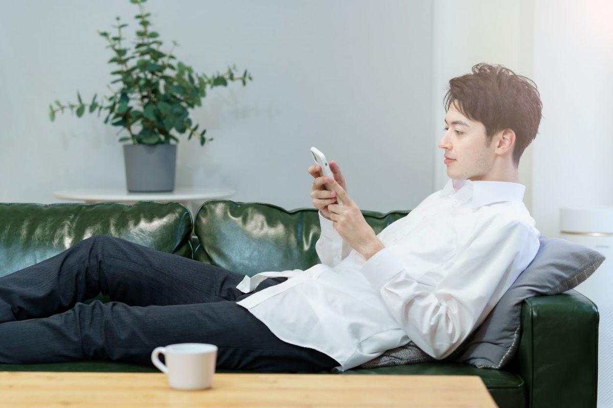 スマホ見る男性