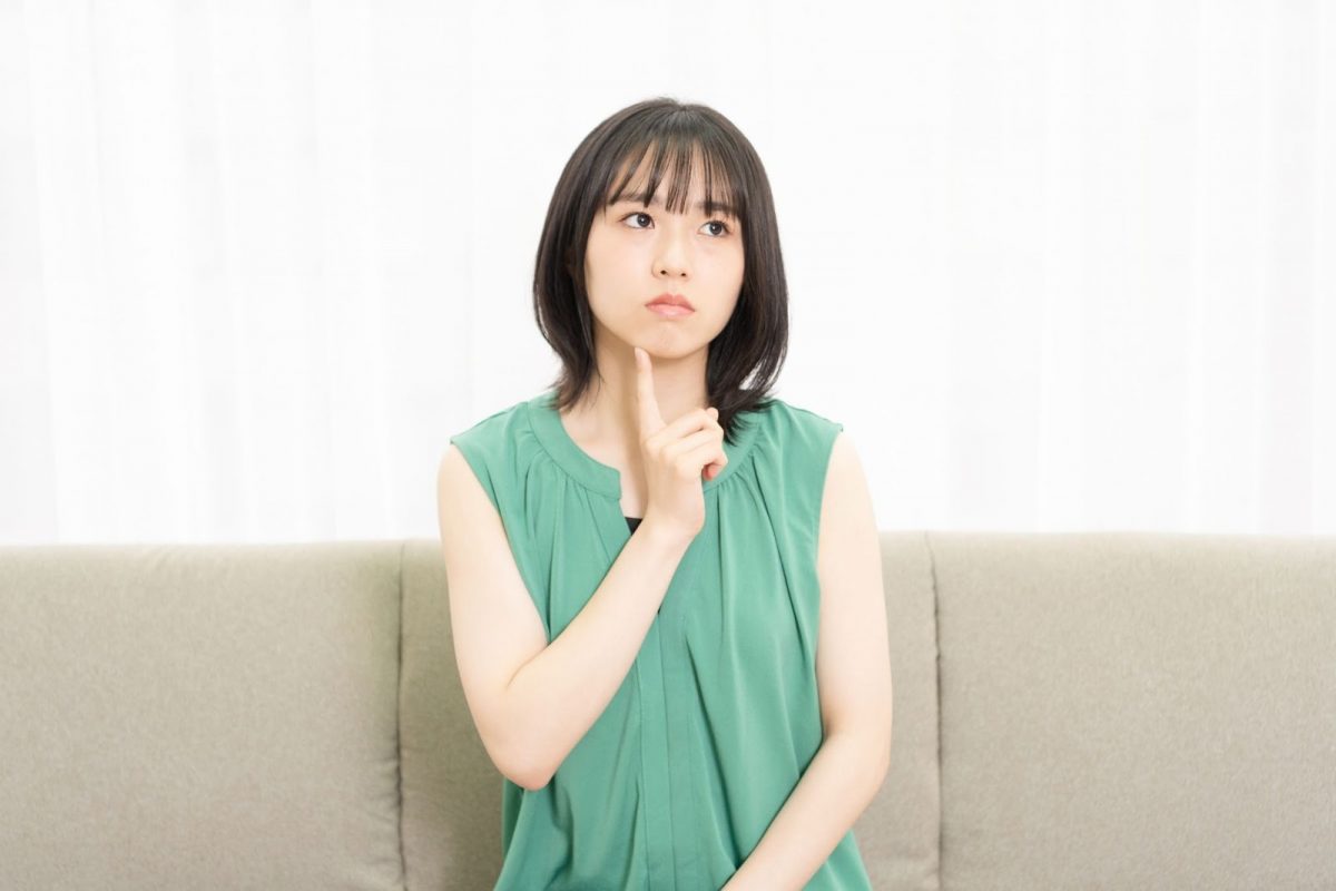 悩む女性