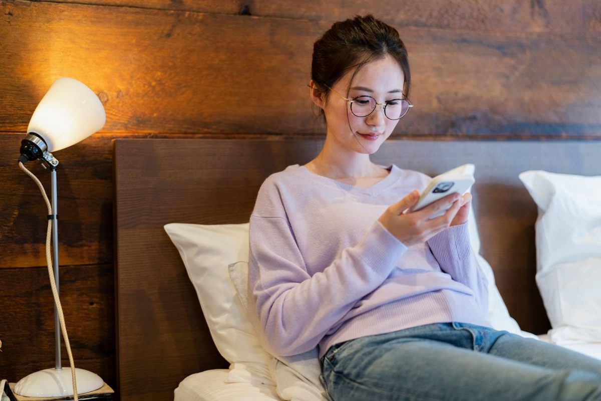 スマホ見る女性