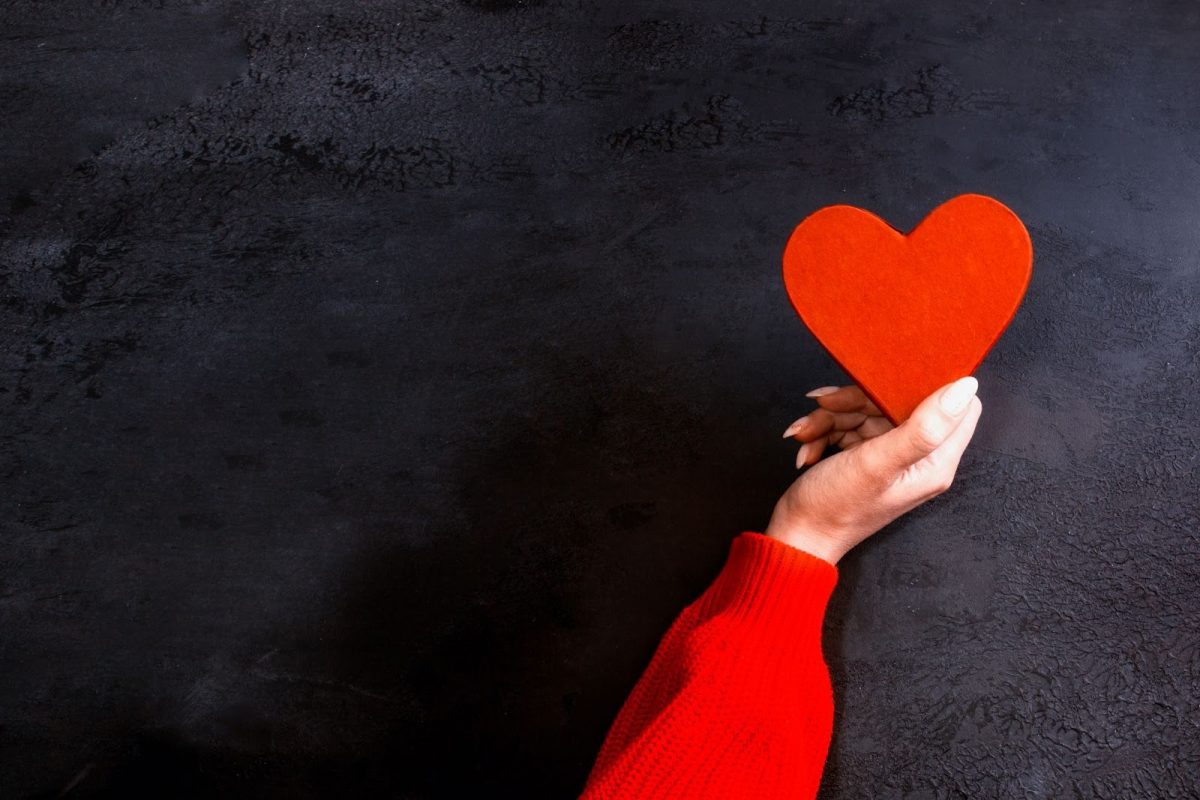 ハートを持つ女性