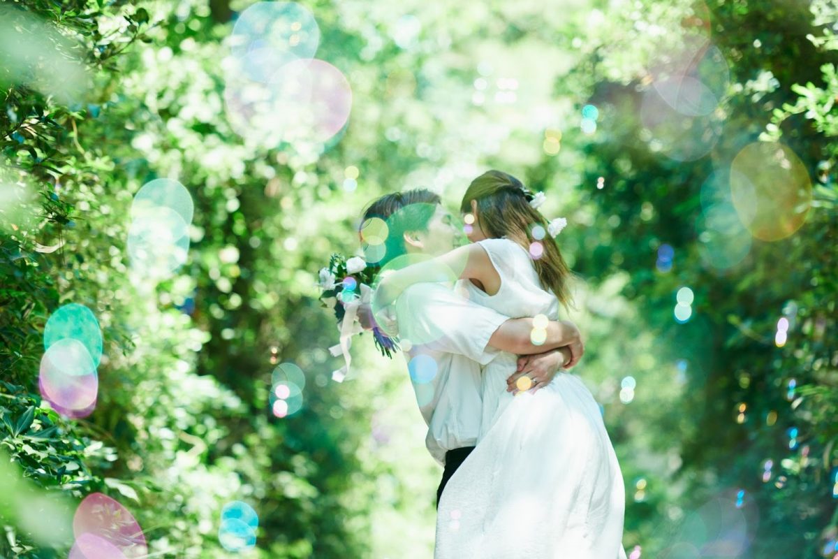 抱き合うカップル