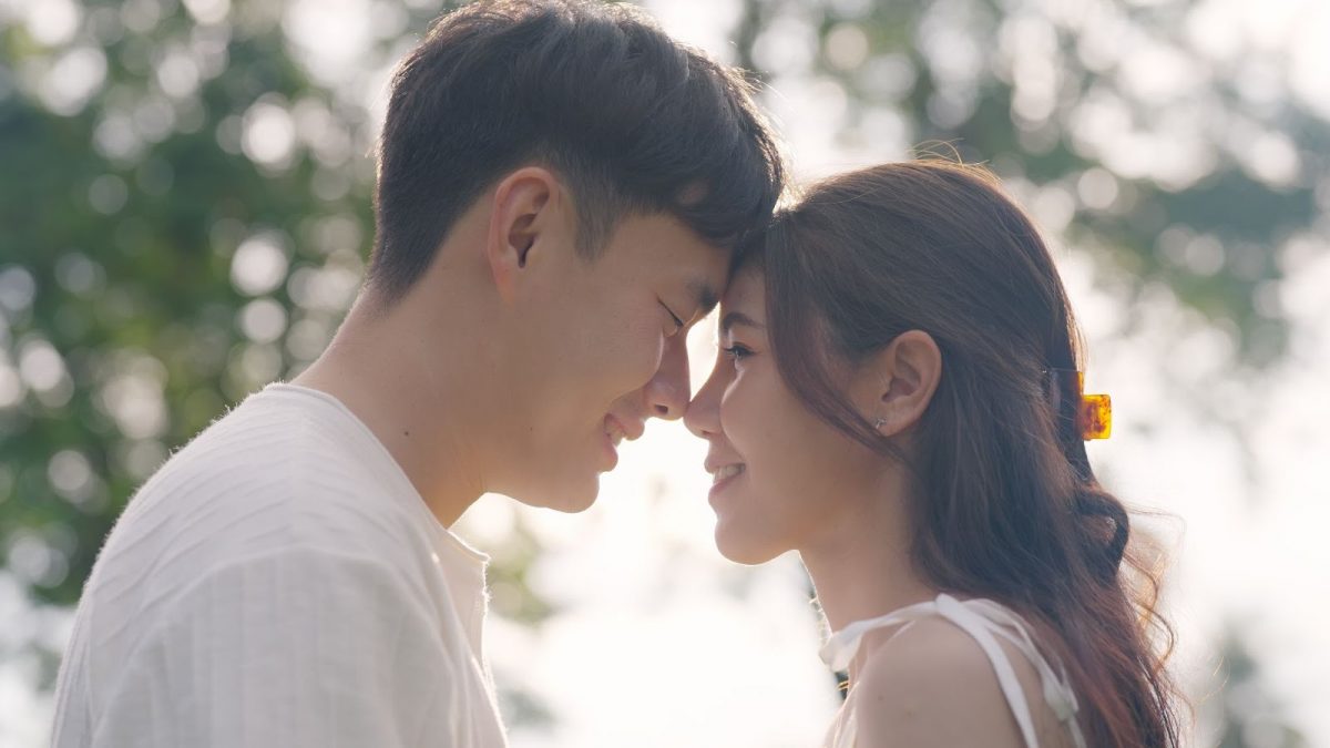 カップルみつめあう