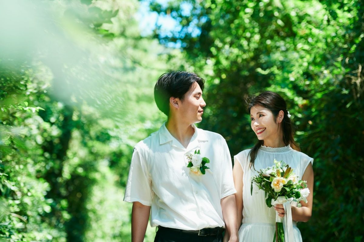 手をつなぐカップル