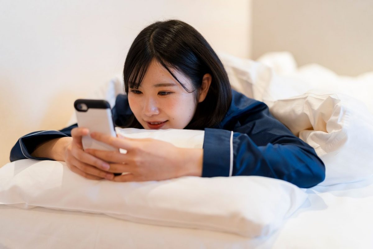 スマホ見る女性