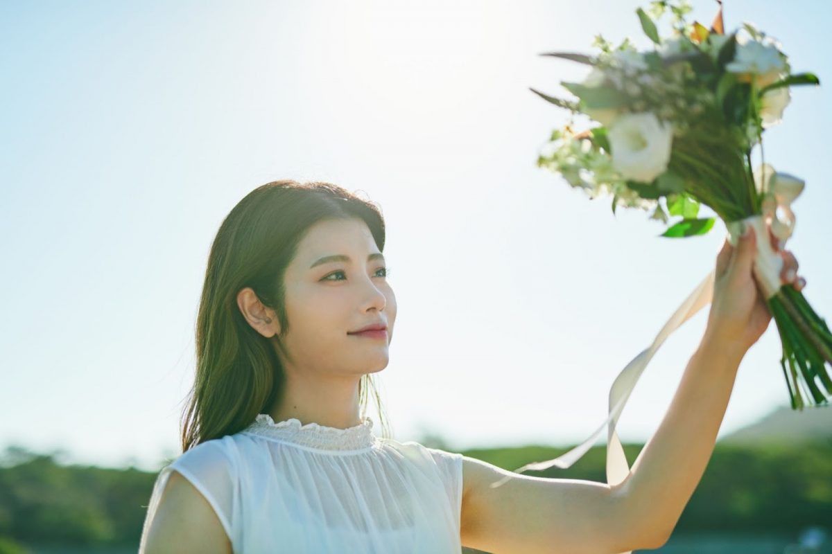 花束をもつ女性