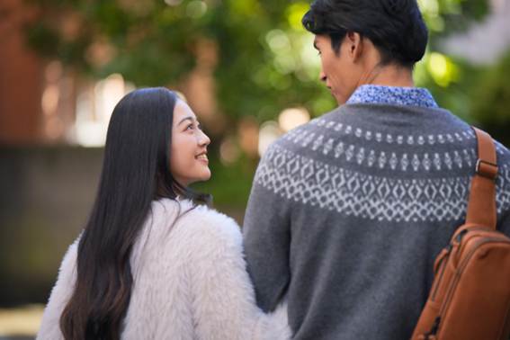 腕組みカップル