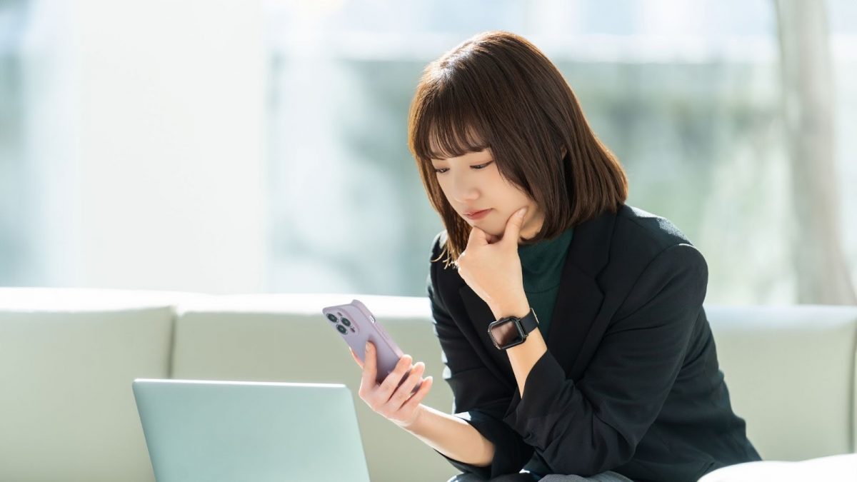 女性スマホ見る