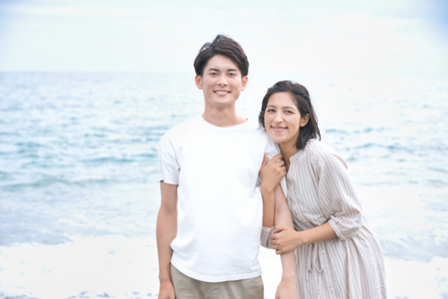 カップルの「腕組み」は信頼のサイン—年代別の実態と、自然に距離を縮めるコツ