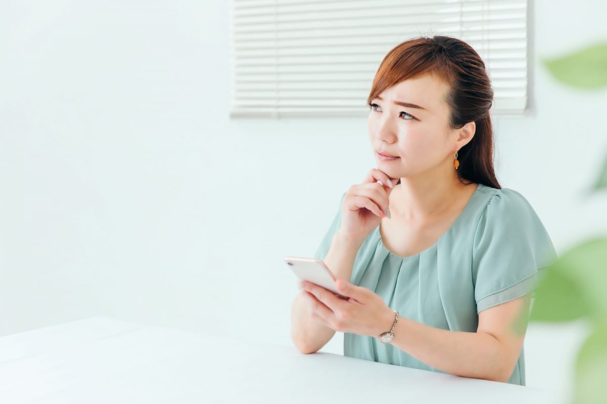 スマホ見る女性