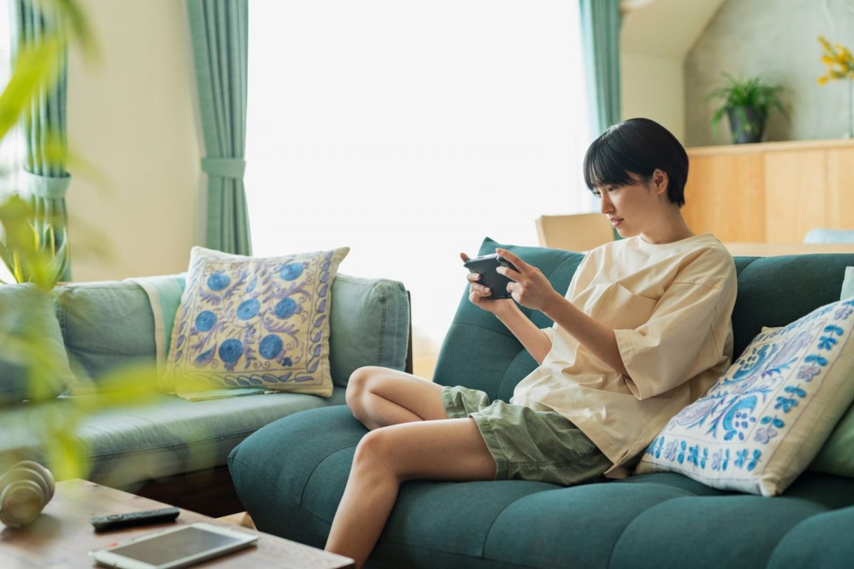 実家のソファーでくつろぐ女性