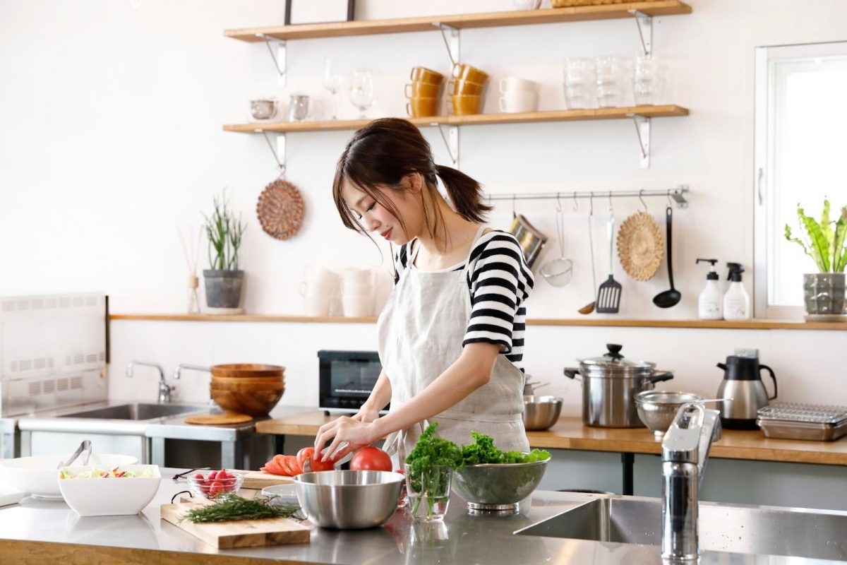 実家で料理する女性