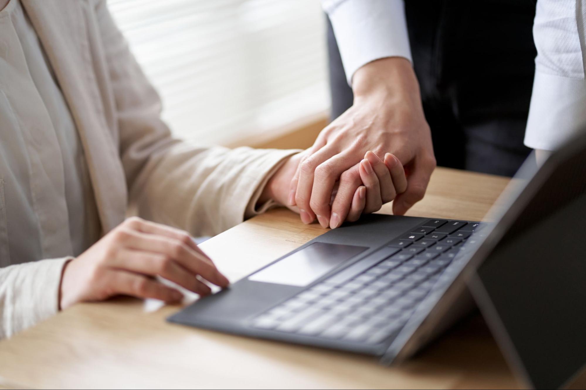 職場恋愛はやめとけ？リスク高すぎと言われる7つの理由＆成功のコツ