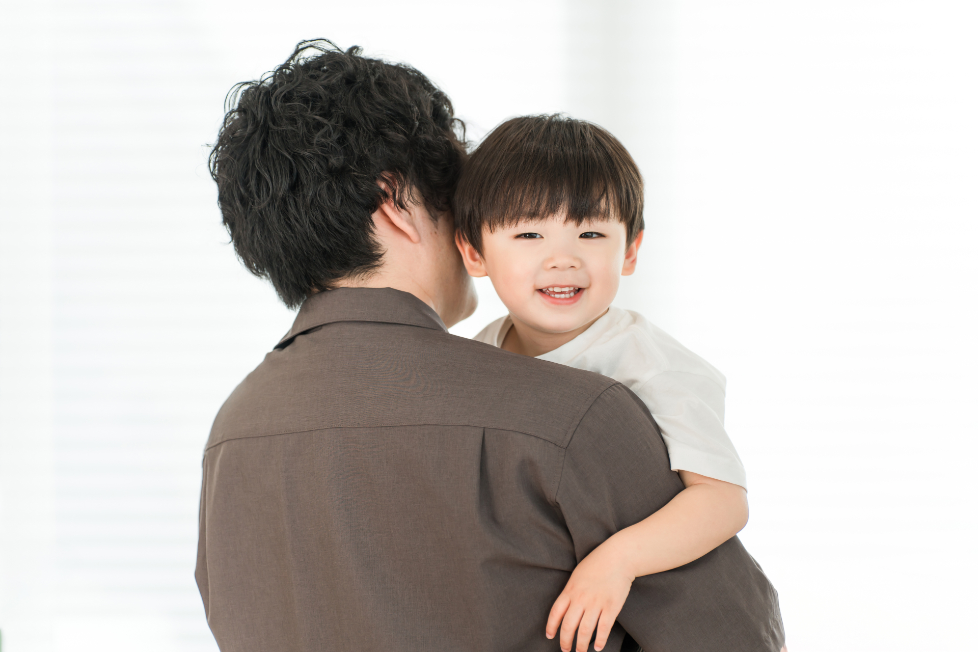 シングルファザーの再婚は難しい？データで見る現実と、子どもと一緒に幸せになる再婚の進め方